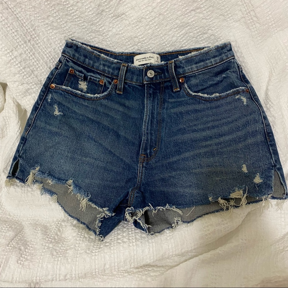Abercrombie & Fitch - High Rise Mom Shorts